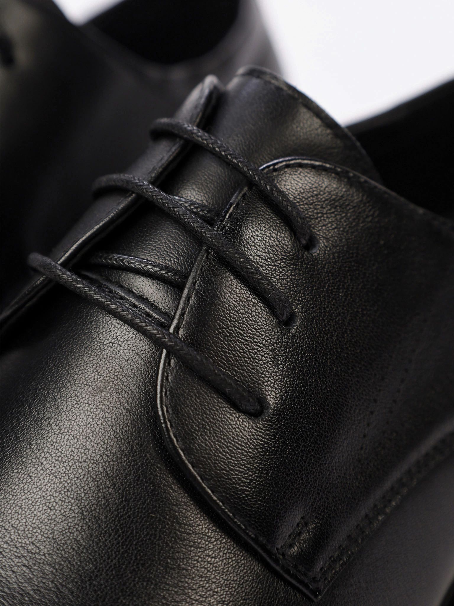 Туфли-дерби черного цвета на низком каблуке